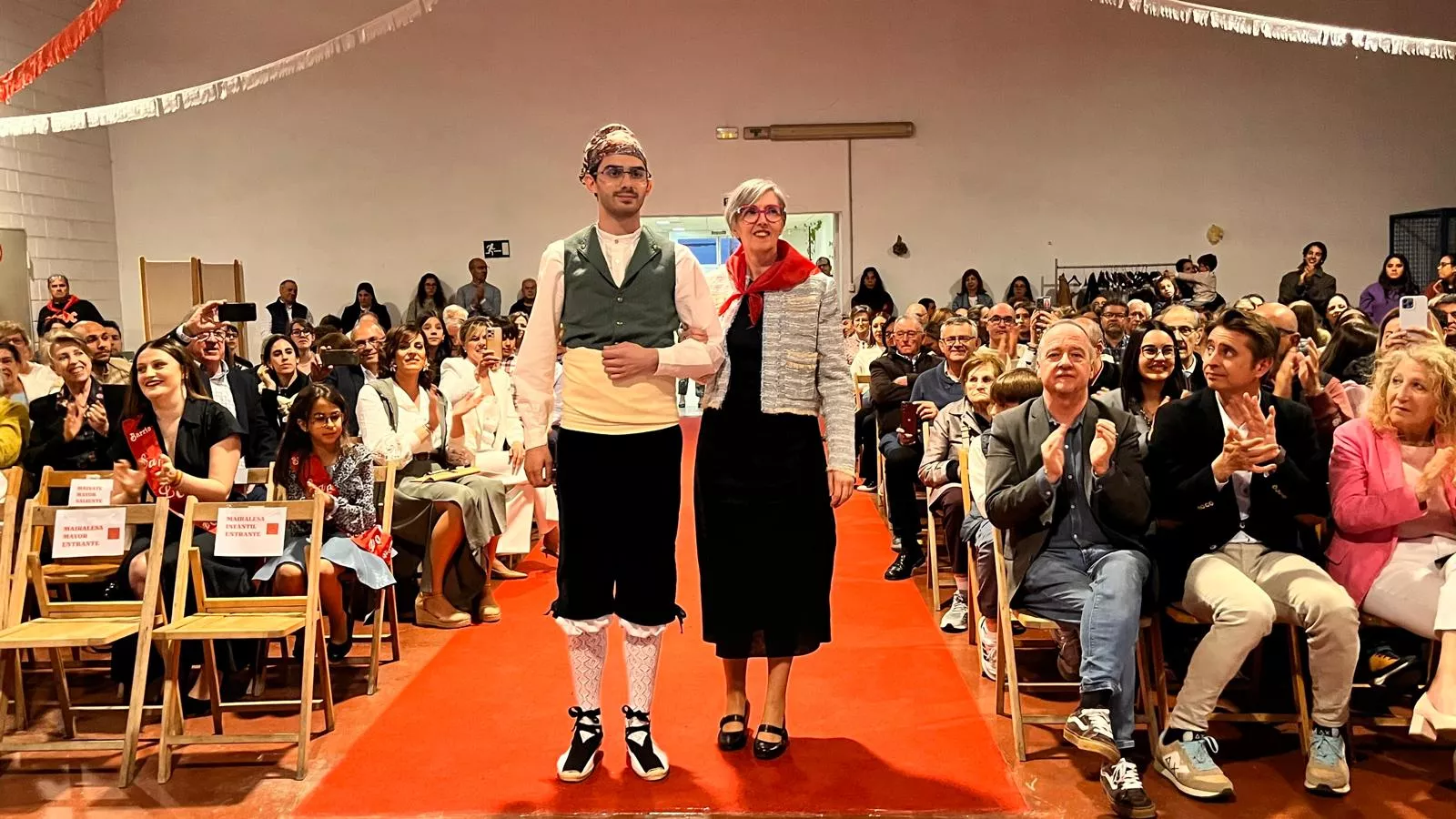 Presentación de las mairalesas, mainates y mayorales del Barrio de San Lorenzo. Foto Mercedes Manterola