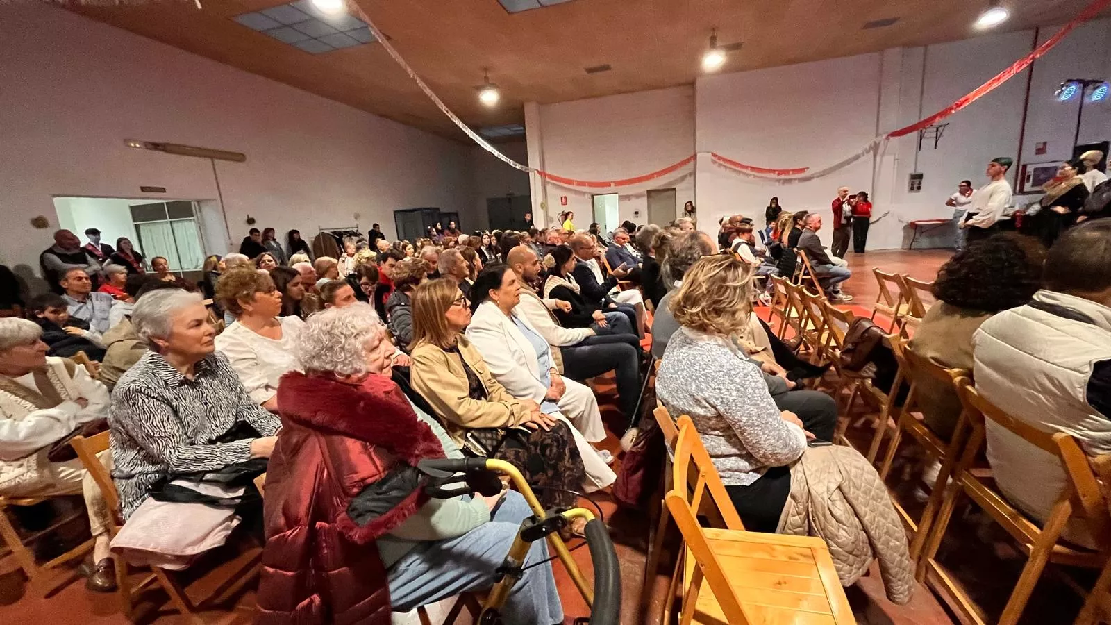 Presentación de las mairalesas, mainates y mayorales del Barrio de San Lorenzo. Foto Mercedes Manterola