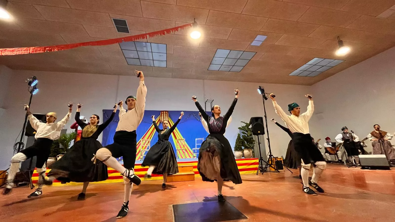 Presentación de las mairalesas, mainates y mayorales del Barrio de San Lorenzo. Foto Mercedes Manterola