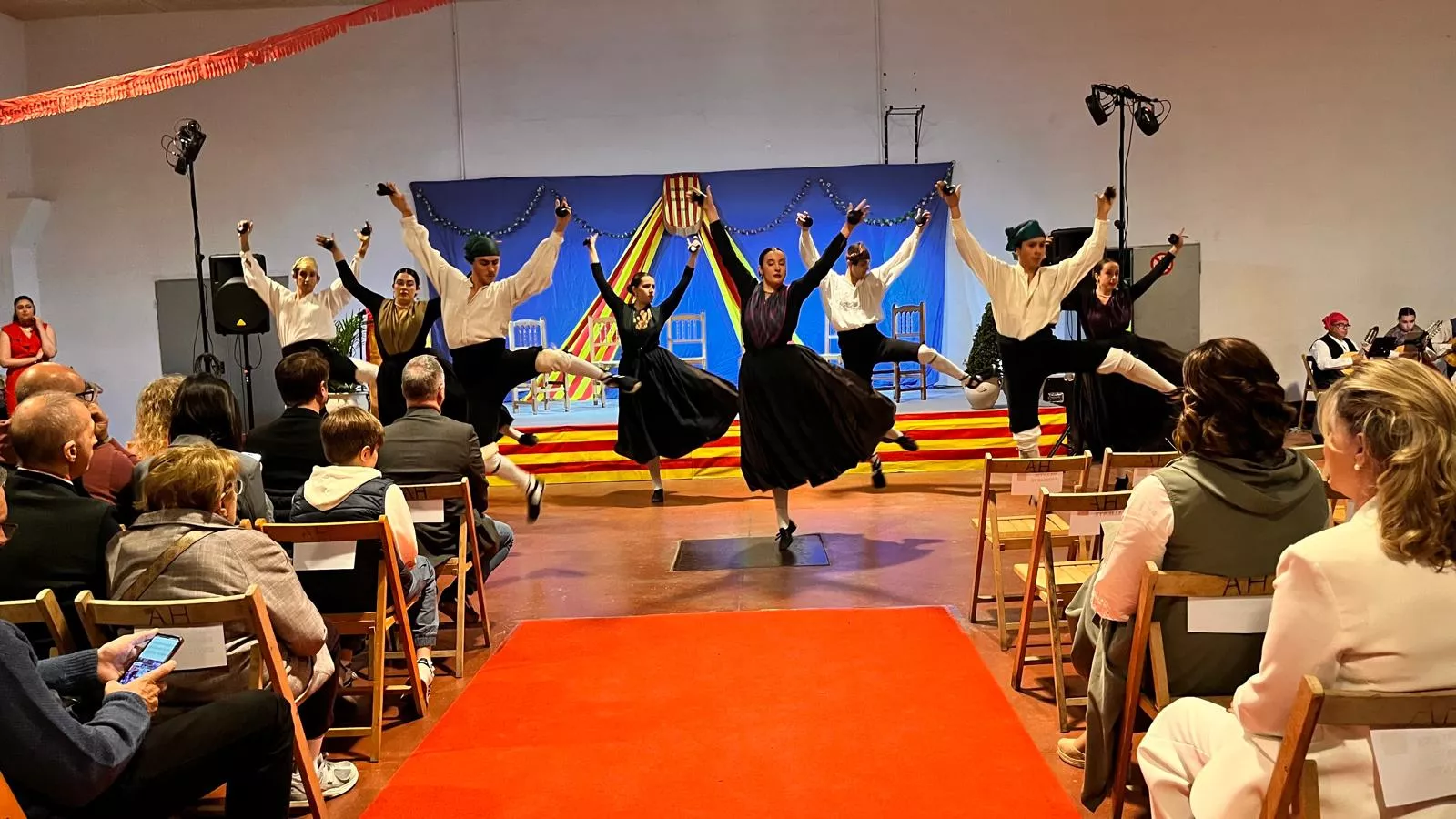 Presentación de las mairalesas, mainates y mayorales del Barrio de San Lorenzo. Foto Mercedes Manterola