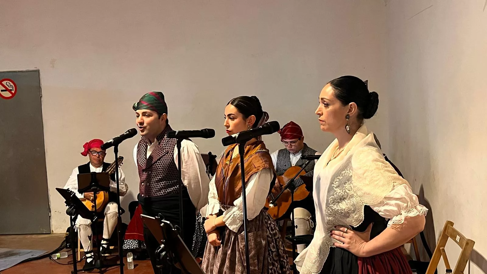 Presentación de las mairalesas, mainates y mayorales del Barrio de San Lorenzo. Foto Mercedes Manterola