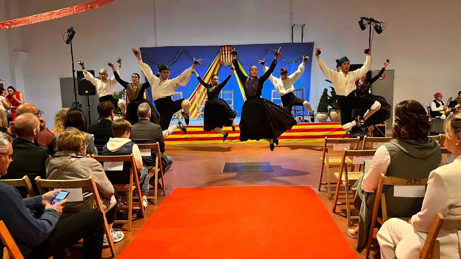 Presentación de las mairalesas, mainates y mayorales del Barrio de San Lorenzo. Foto Mercedes Manterola