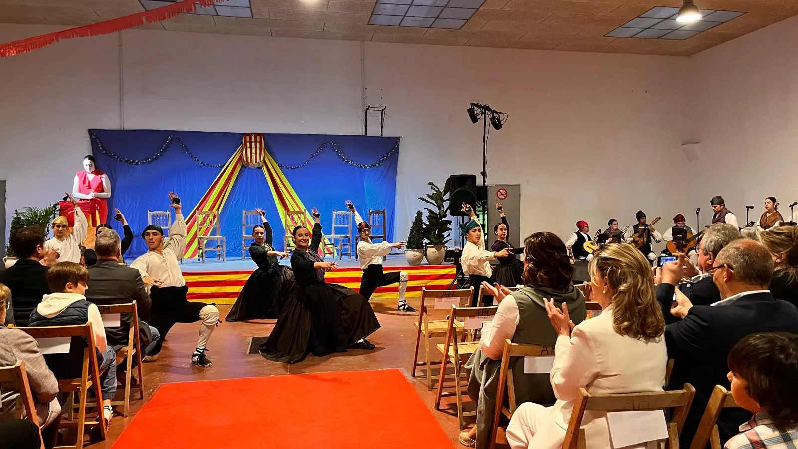 Presentación de las mairalesas, mainates y mayorales del Barrio de San Lorenzo. Foto Mercedes Manterola