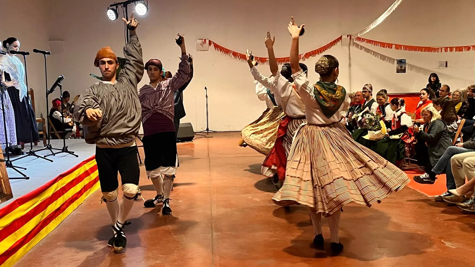 Presentación de las mairalesas, mainates y mayorales del Barrio de San Lorenzo. Foto Mercedes Manterola