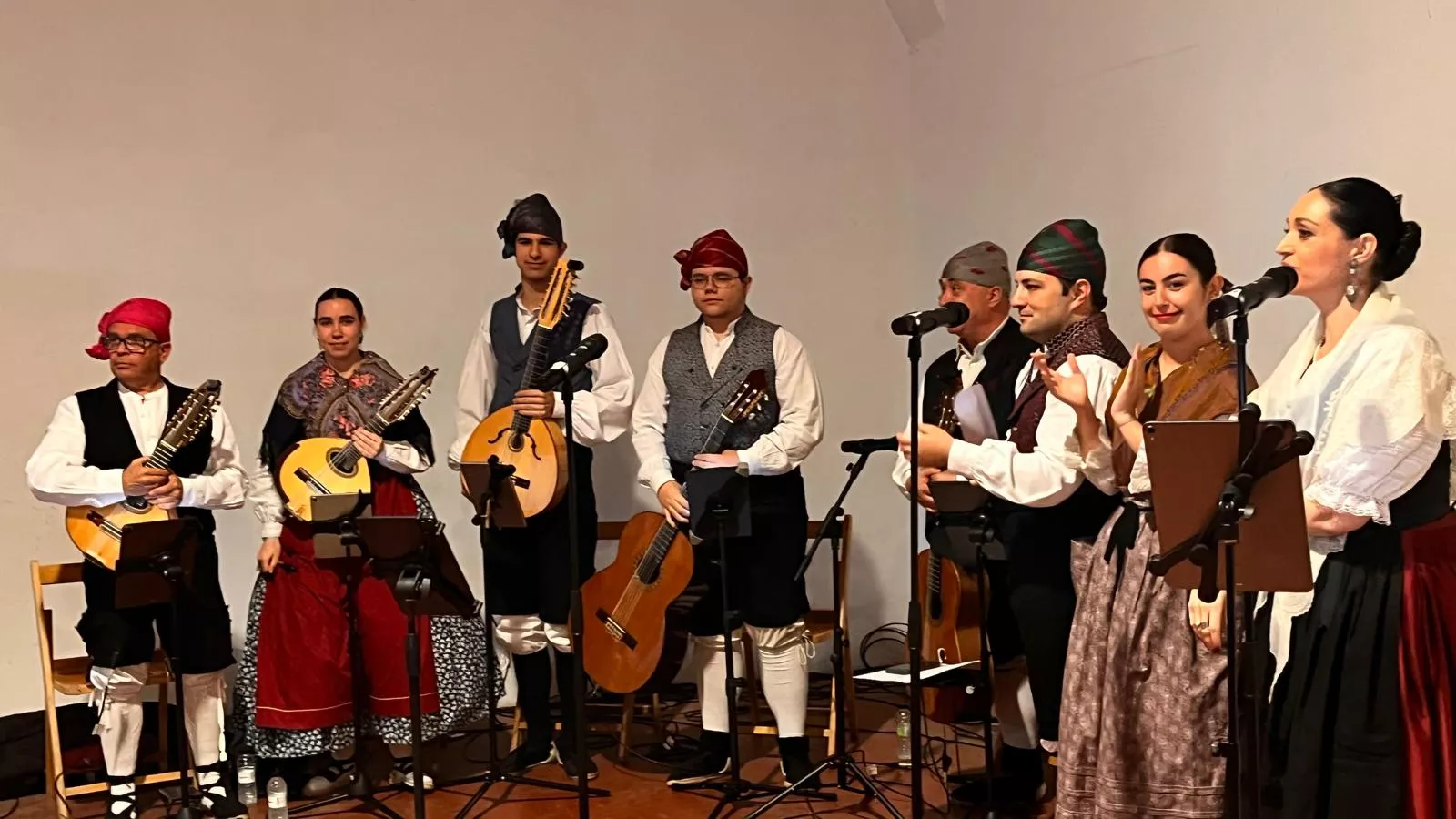 Presentación de las mairalesas, mainates y mayorales del Barrio de San Lorenzo. Foto Mercedes Manterola