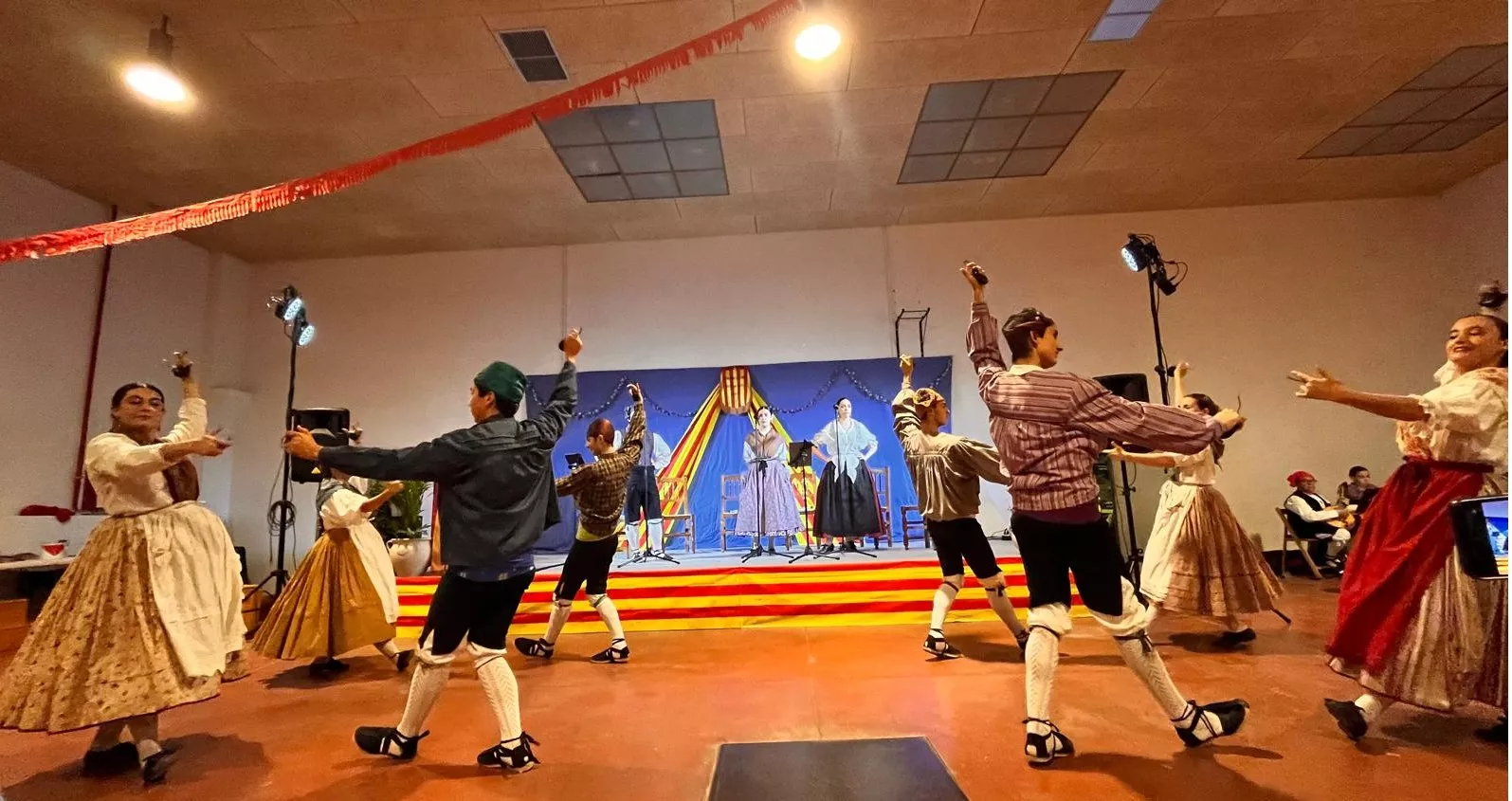 Presentación de las mairalesas, mainates y mayorales del Barrio de San Lorenzo. Foto Mercedes Manterola