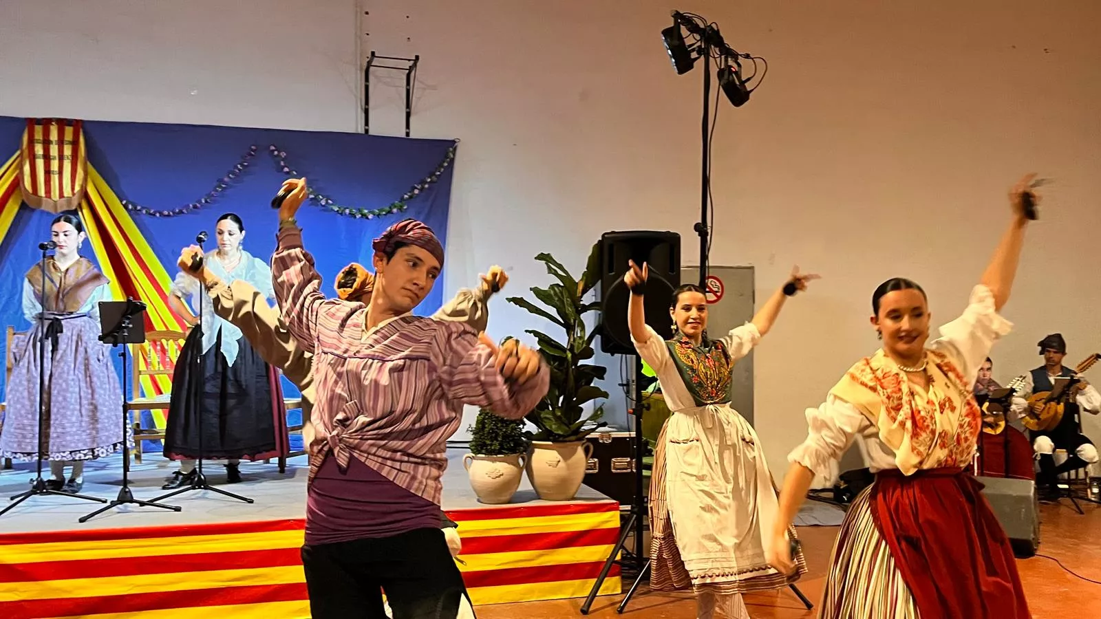 Presentación de las mairalesas, mainates y mayorales del Barrio de San Lorenzo. Foto Mercedes Manterola