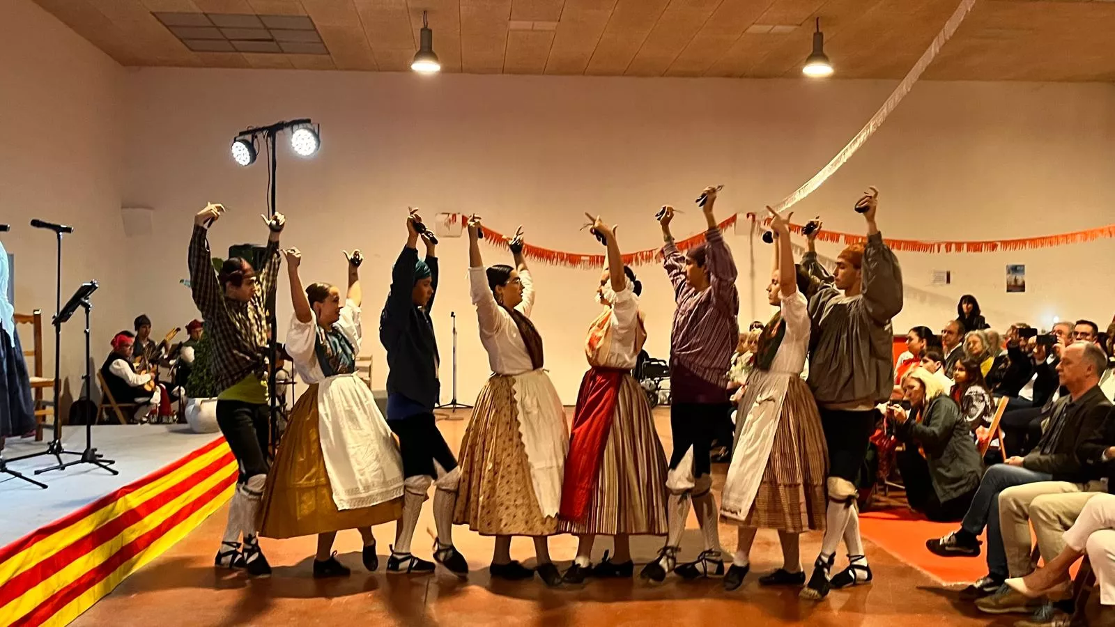 Presentación de las mairalesas, mainates y mayorales del Barrio de San Lorenzo. Foto Mercedes Manterola