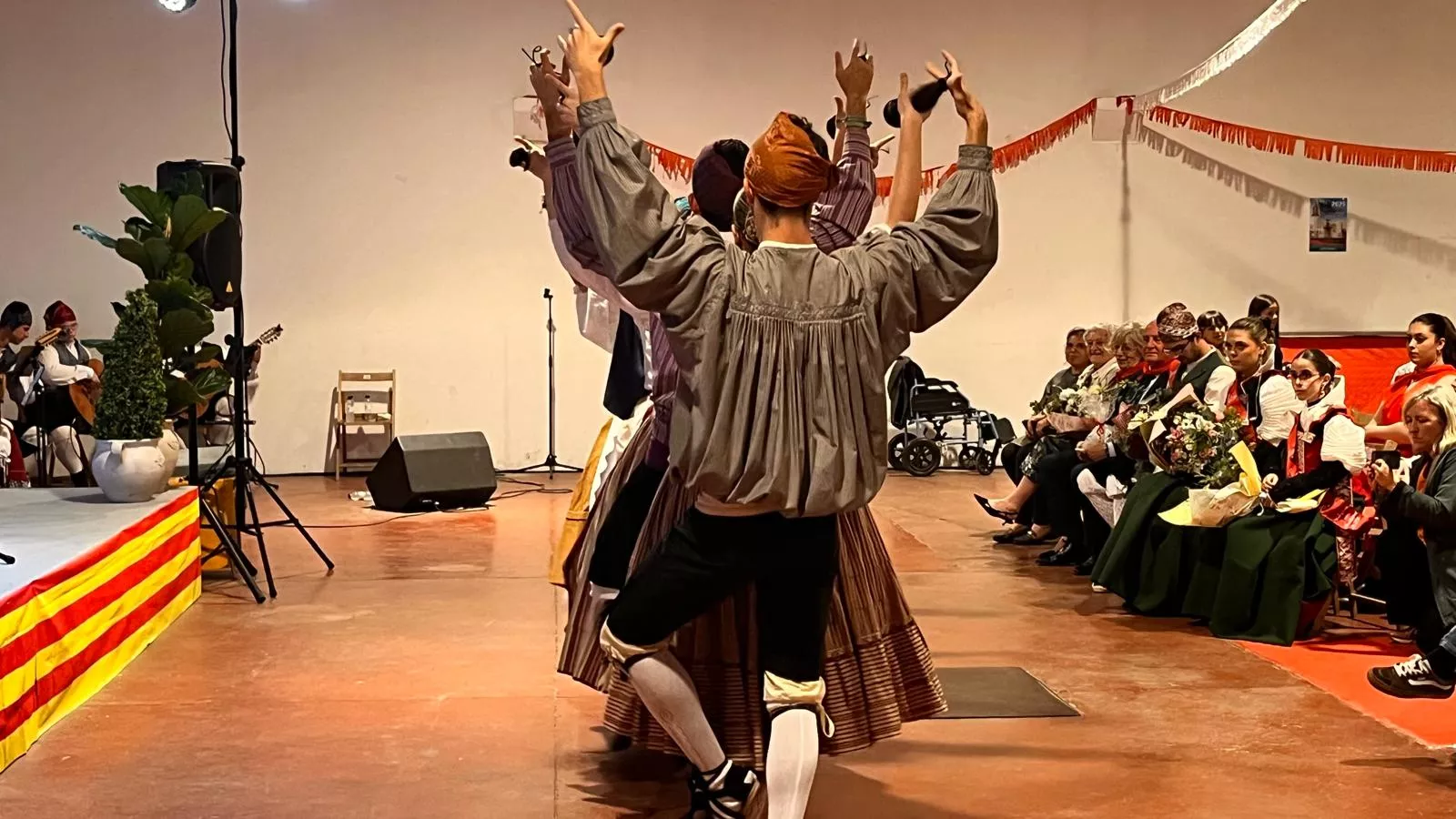Presentación de las mairalesas, mainates y mayorales del Barrio de San Lorenzo. Foto Mercedes Manterola