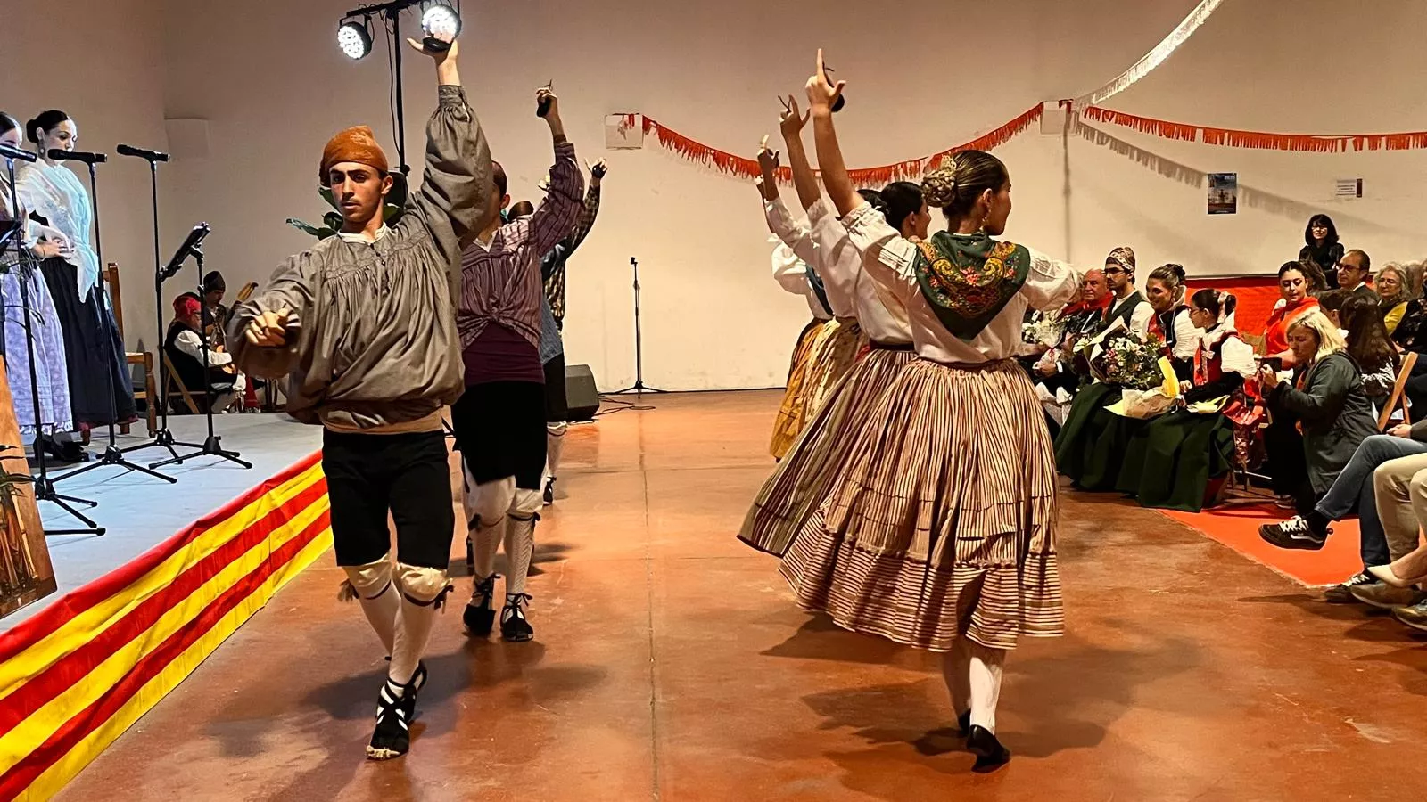 Presentación de las mairalesas, mainates y mayorales del Barrio de San Lorenzo. Foto Mercedes Manterola
