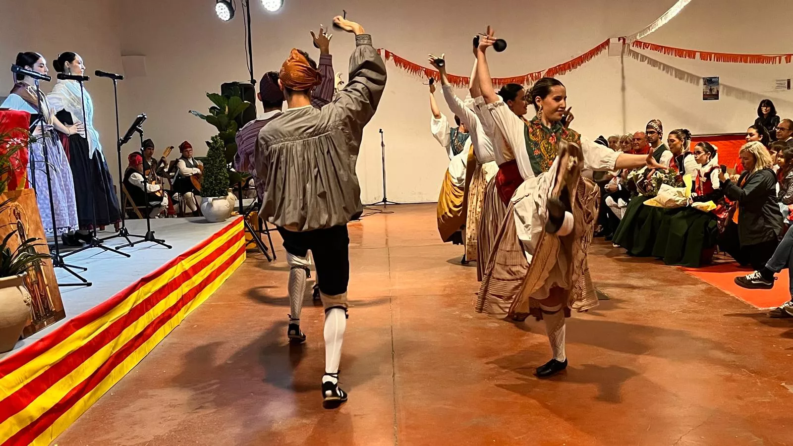 Presentación de las mairalesas, mainates y mayorales del Barrio de San Lorenzo. Foto Mercedes Manterola