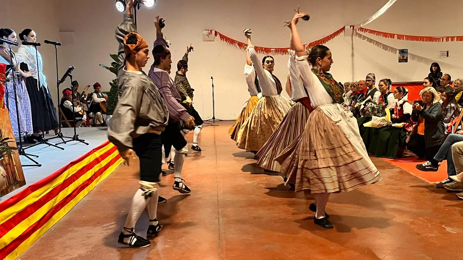 Presentación de las mairalesas, mainates y mayorales del Barrio de San Lorenzo. Foto Mercedes Manterola