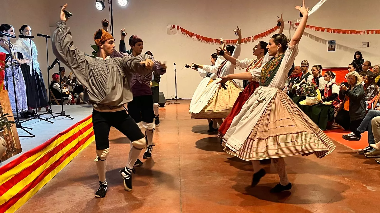 Presentación de las mairalesas, mainates y mayorales del Barrio de San Lorenzo. Foto Mercedes Manterola