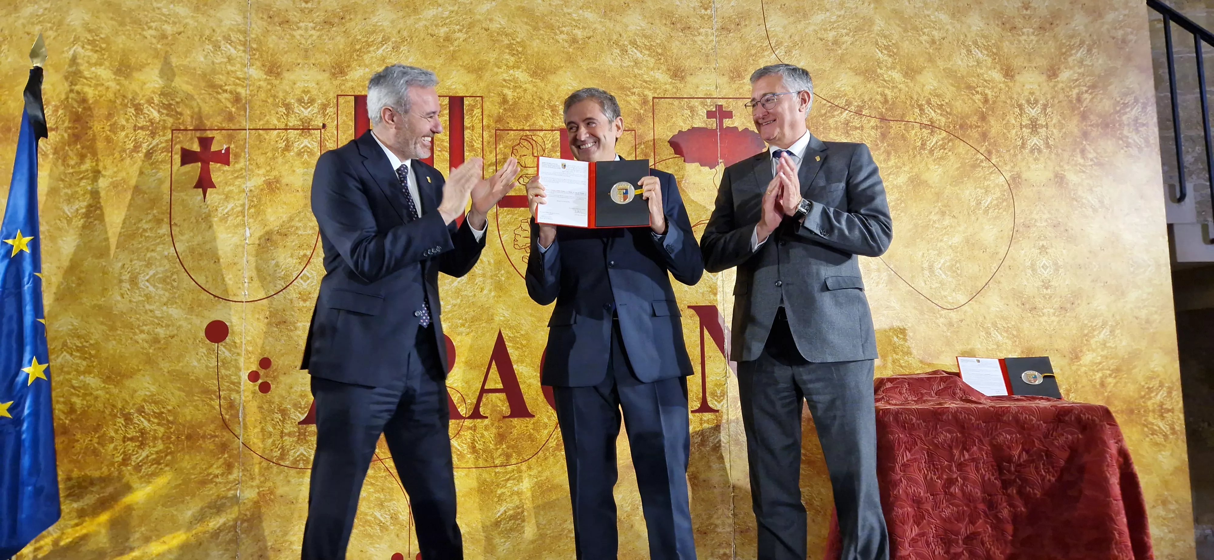 Antonio Gericó sostiene la Medalla al Mérito Turístico recibida por Formigal. Foto Myriam Martínez