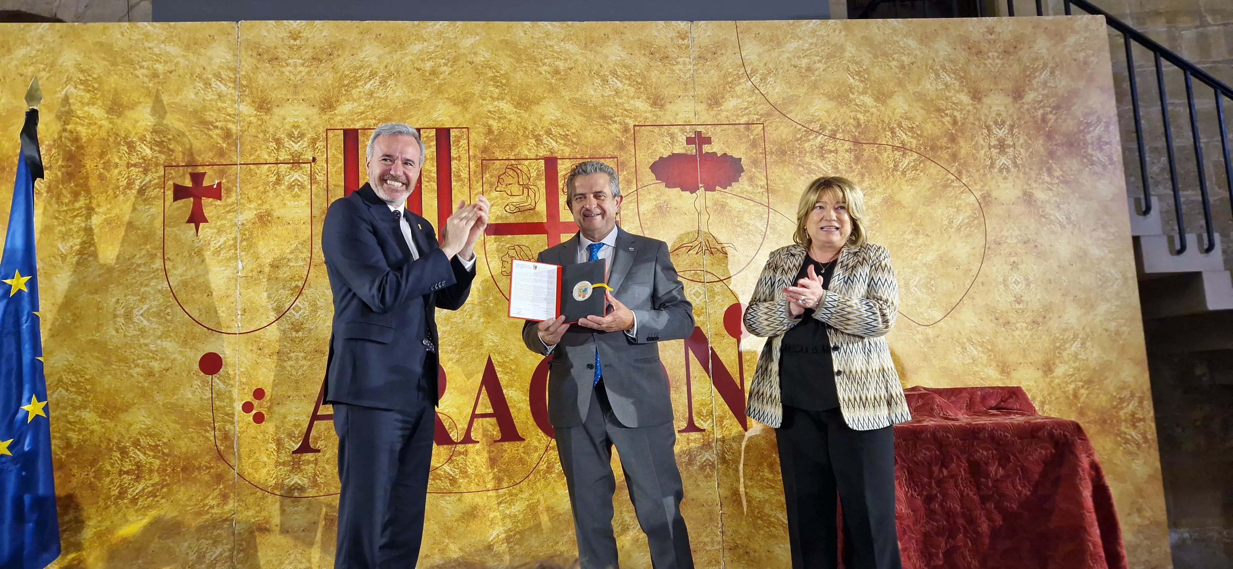 Manolo Pérez, entre Jorge Azcón y Teresa Hernández, con la Medalla al Mérito Cultural del Teatro Olimpia. Foto Myriam Martínez