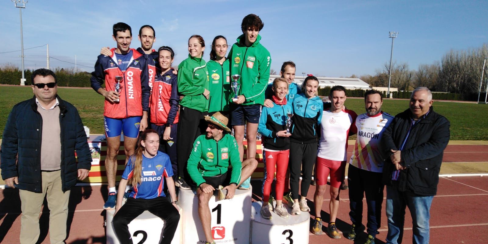 Podio de relevos mixtos con Intec-Zoiti e Hinaco campeón y subcampeón