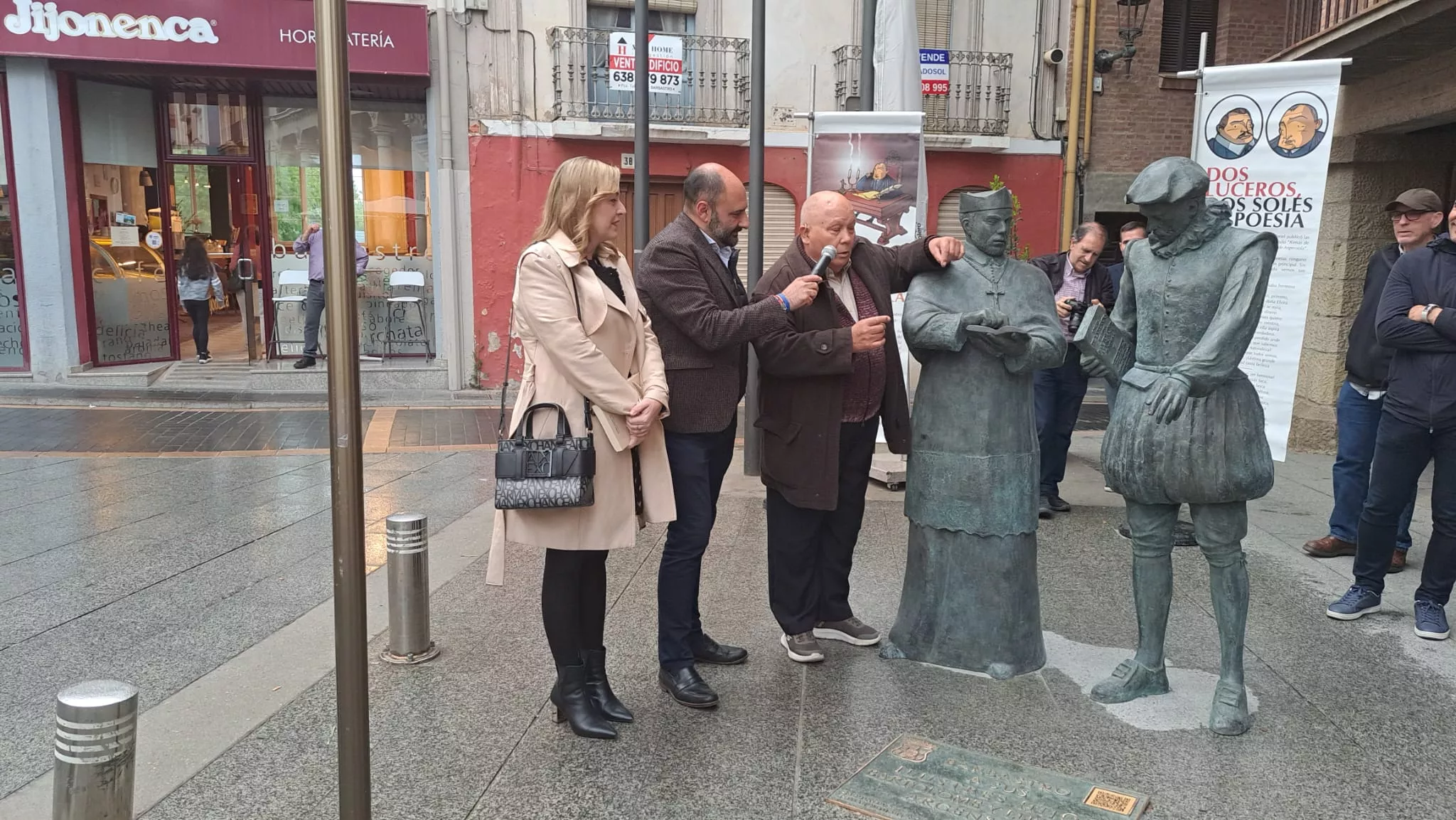 Inauguración de las esculturas de Lupercio y Bartolomé Argensola en la Plaza del Mercado de Barbastro