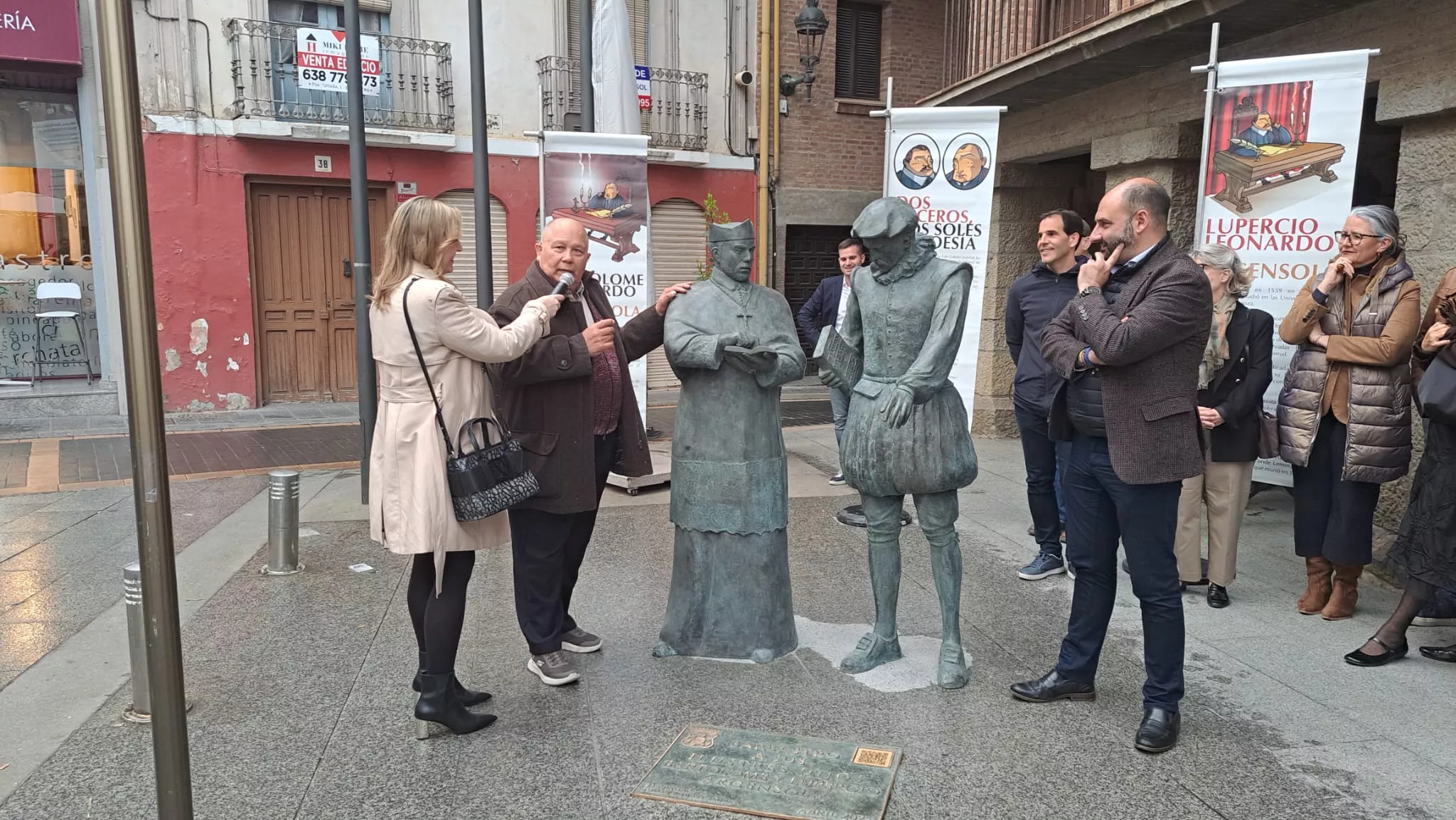 Inauguración de las esculturas de Lupercio y Bartolomé Argensola en la Plaza del Mercado de Barbastro