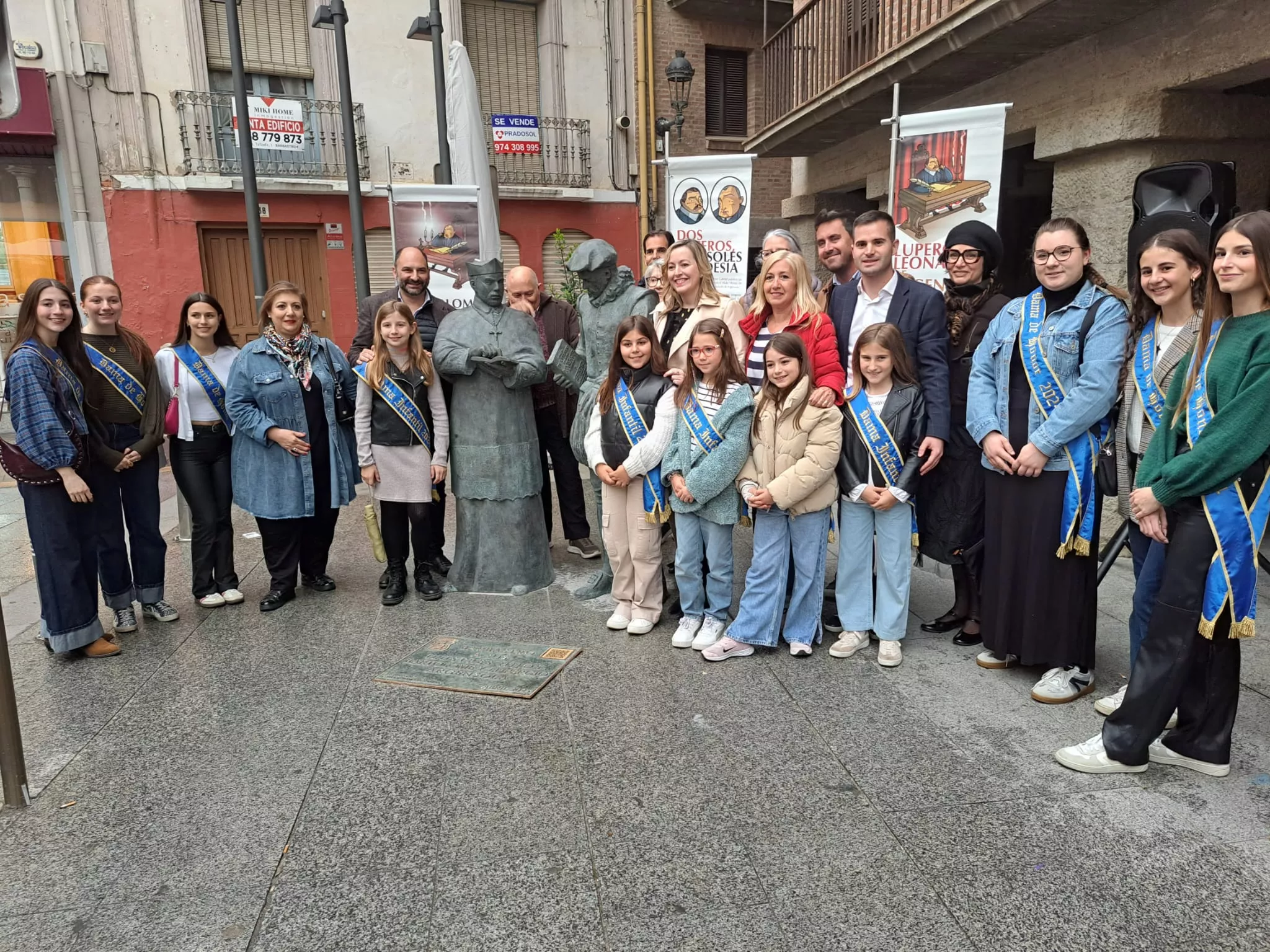 Inauguración de las esculturas de Lupercio y Bartolomé Argensola en la Plaza del Mercado de Barbastro