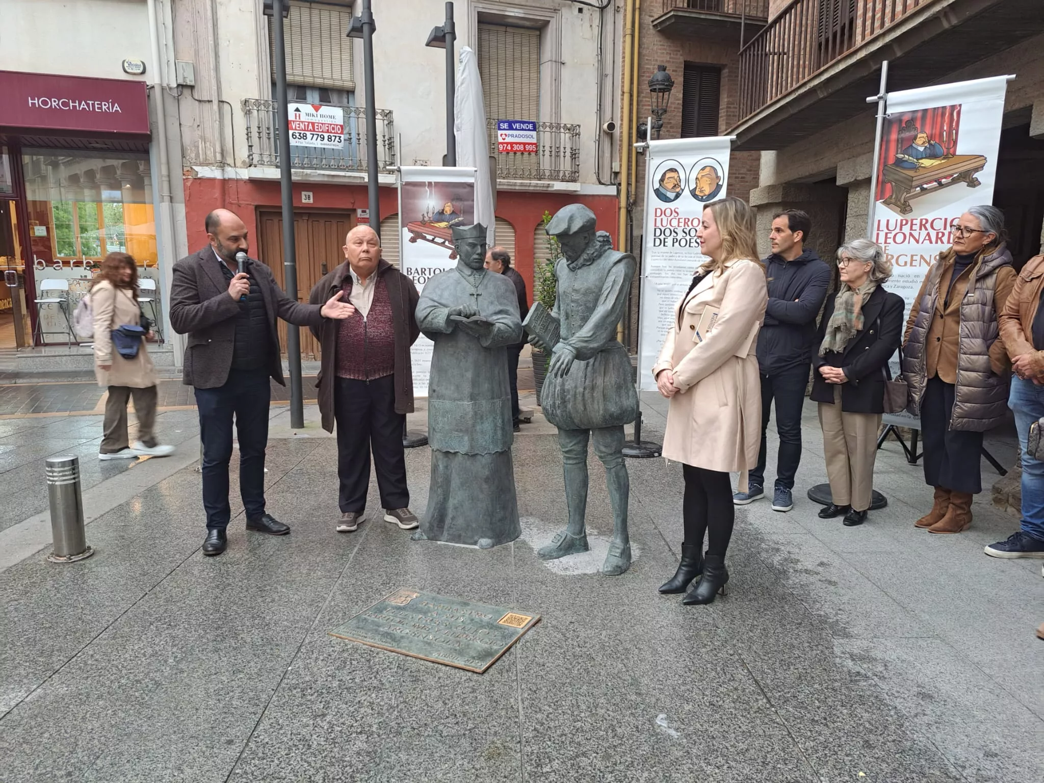 Inauguración de las esculturas de Lupercio y Bartolomé Argensola en la Plaza del Mercado de Barbastro