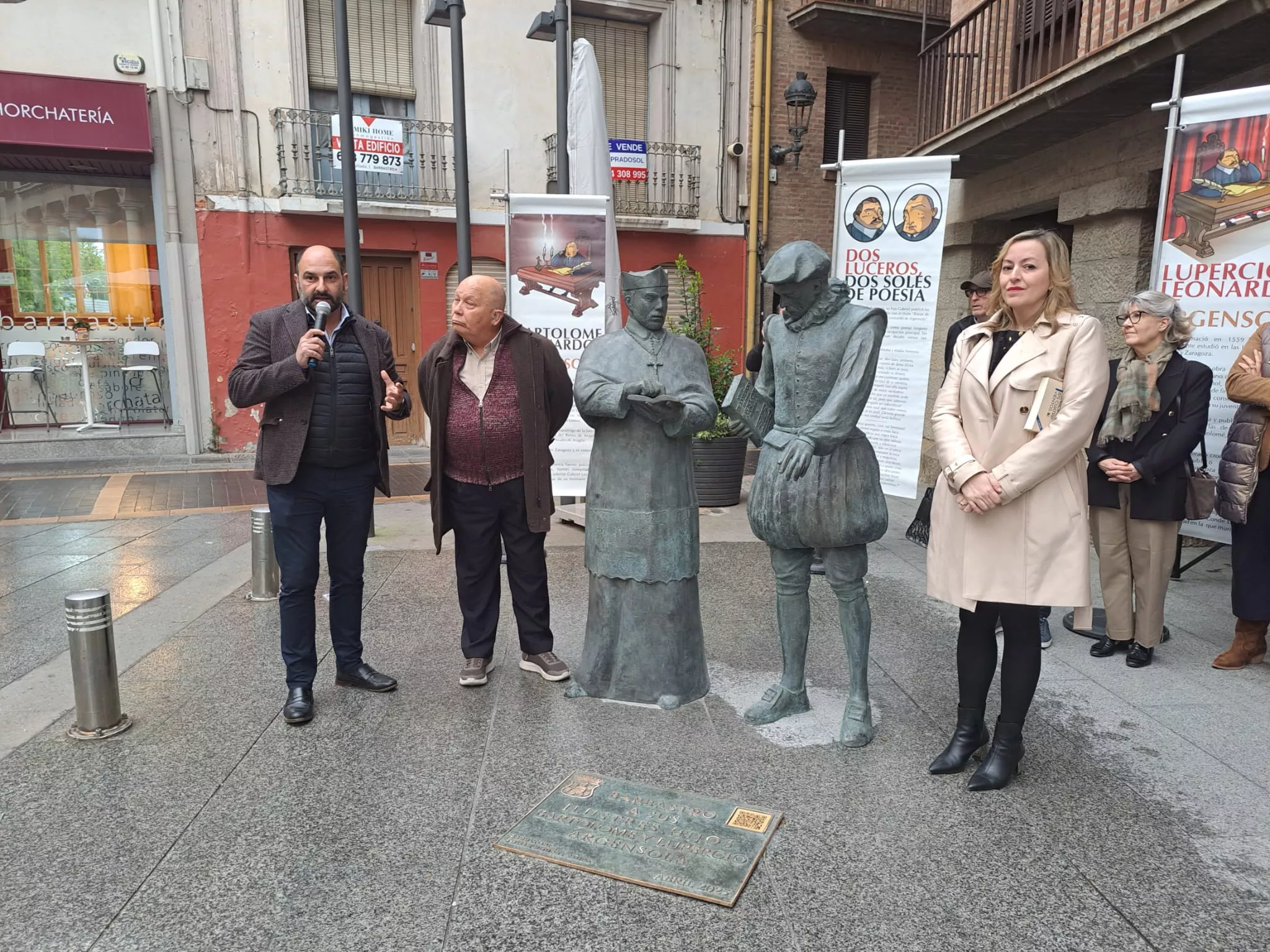 Inauguración de las esculturas de Lupercio y Bartolomé Argensola en la Plaza del Mercado de Barbastro