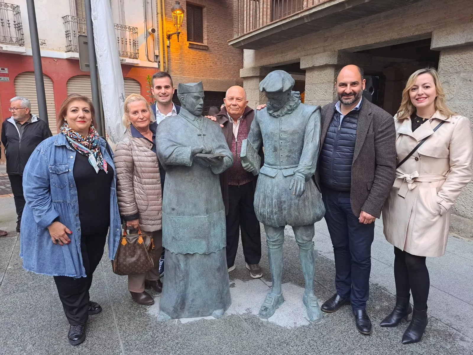 Inauguración de las esculturas de Lupercio y Bartolomé Argensola en la Plaza del Mercado de Barbastro
