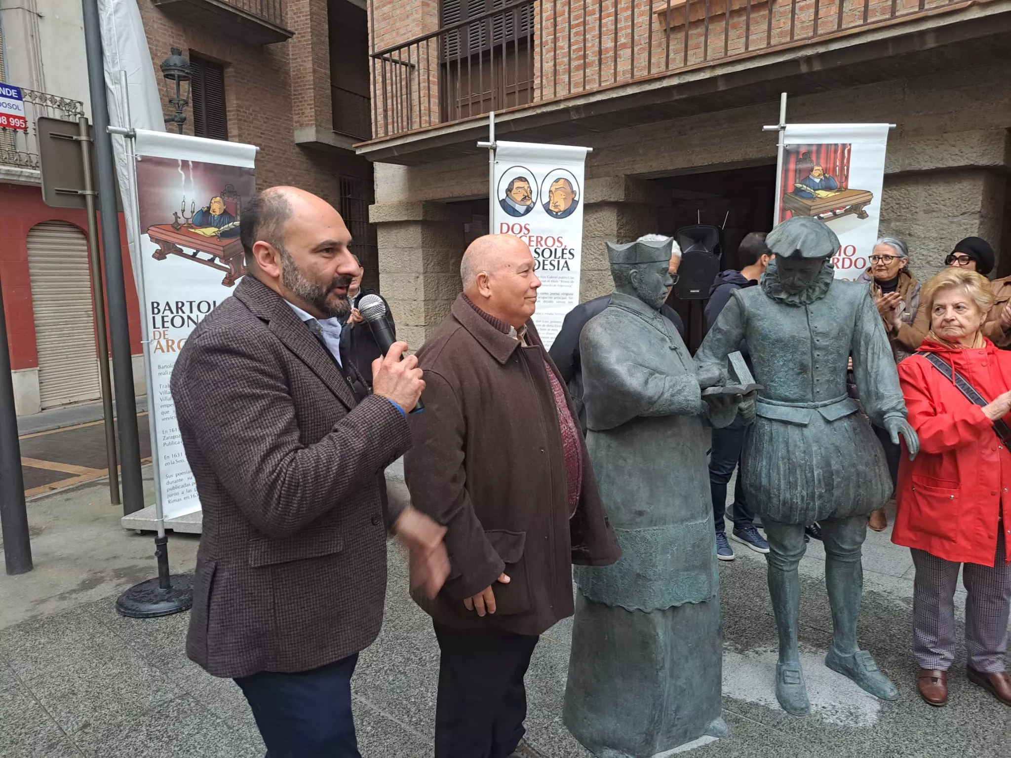 Inauguración de las esculturas de Lupercio y Bartolomé Argensola en la Plaza del Mercado de Barbastro