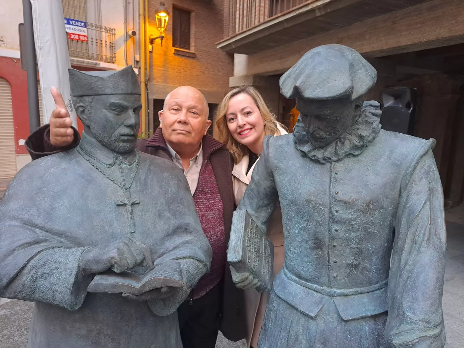 Inauguración de las esculturas de Lupercio y Bartolomé Argensola en la Plaza del Mercado de Barbastro