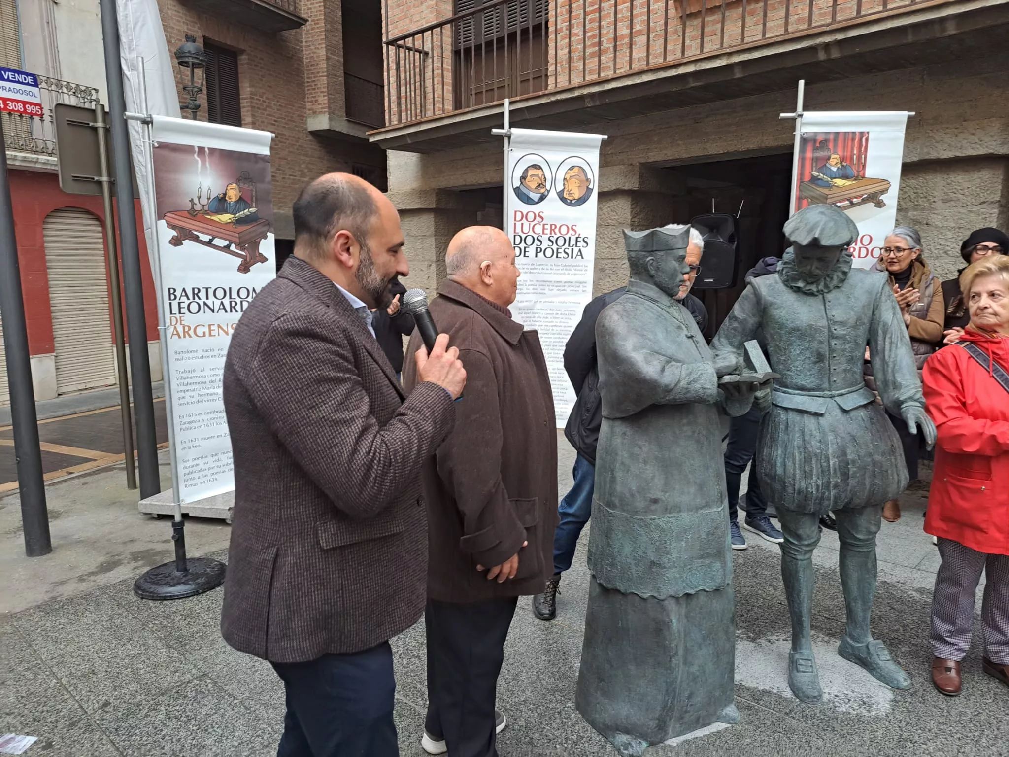Inauguración de las esculturas de Lupercio y Bartolomé Argensola en la Plaza del Mercado de Barbastro