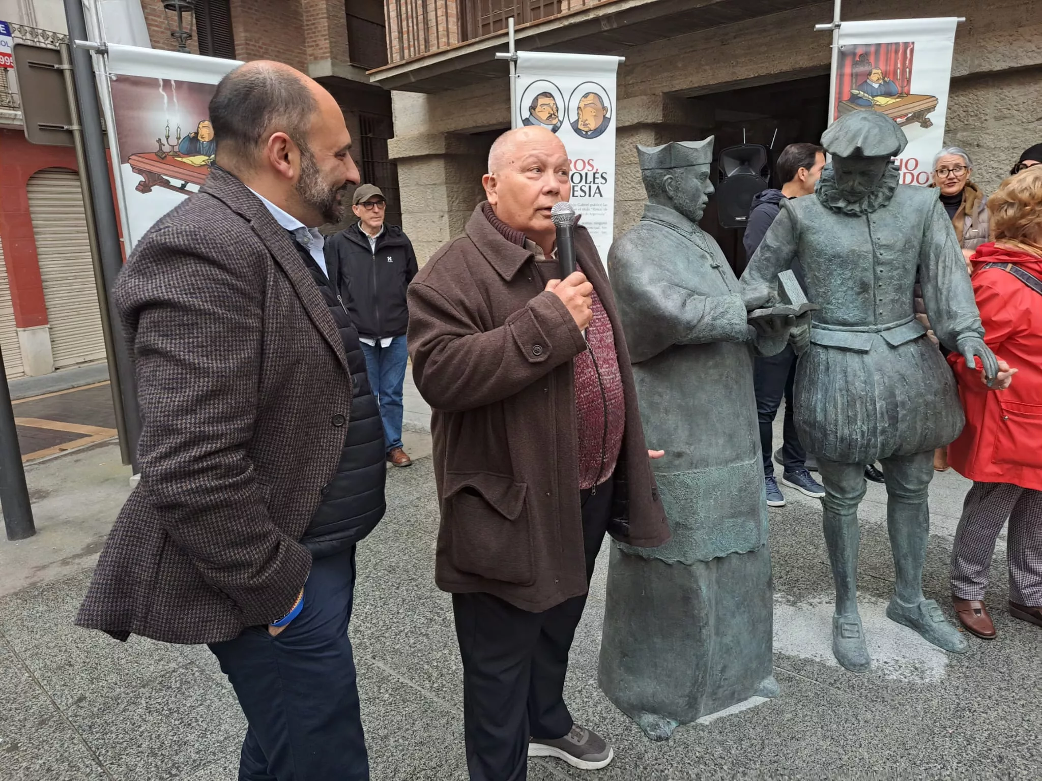 Inauguración de las esculturas de Lupercio y Bartolomé Argensola en la Plaza del Mercado de Barbastro