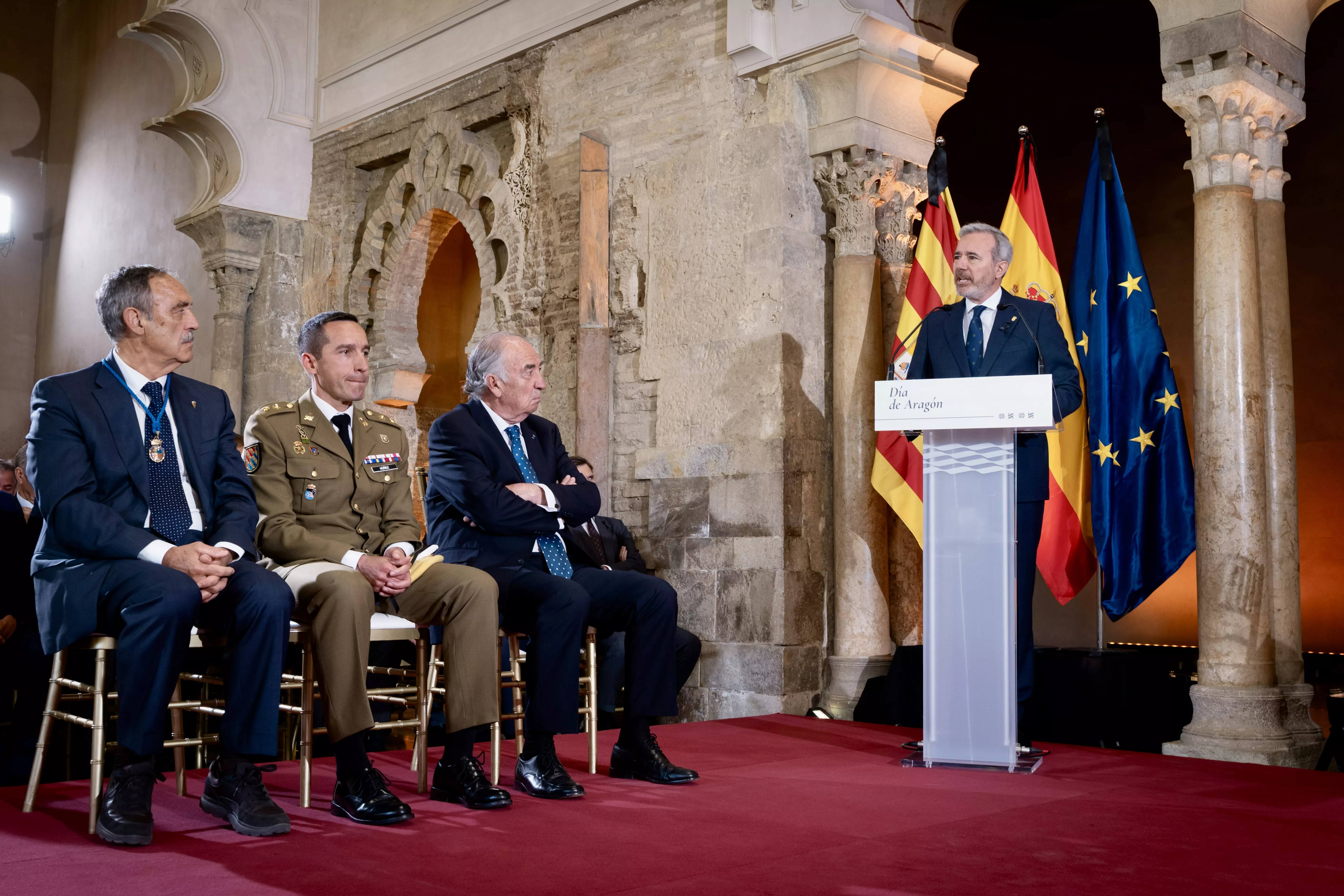 Jorge Azcón, con los galardonados en el Día de Aragón, ha apostado por una financiación justa, adecuada y suficiente