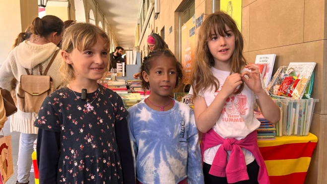 Tres jóvenes lectoras en el Día del Libro. 