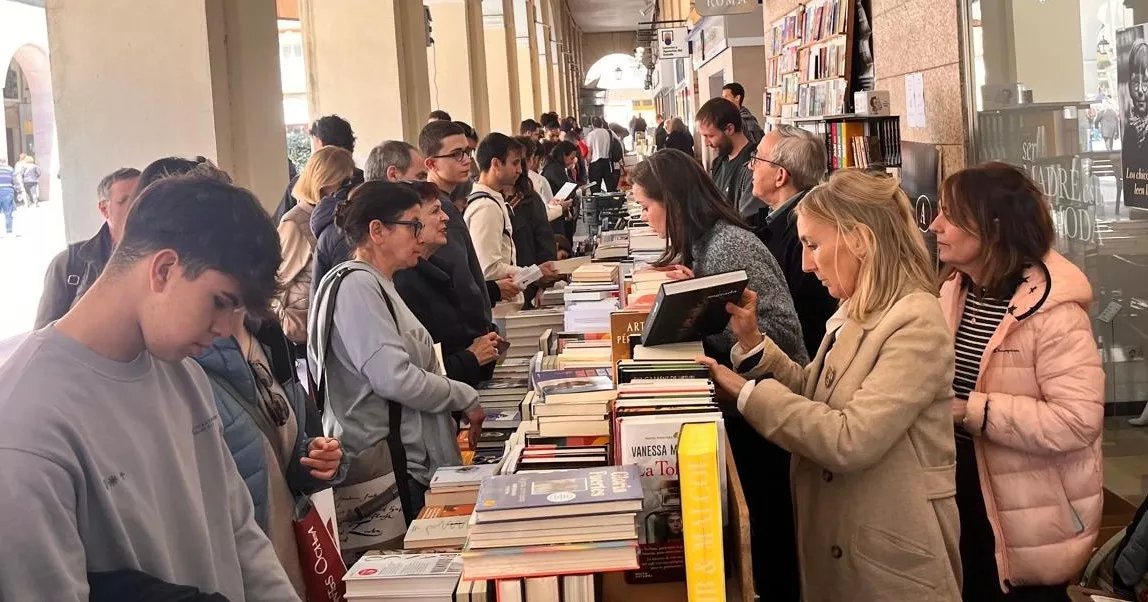 Huesca celebra un multitudinario Día del Libro. Foto Mercedes Manterola Huesca celebra un multitudinario Día del Libro. Foto Mercedes Manterola
