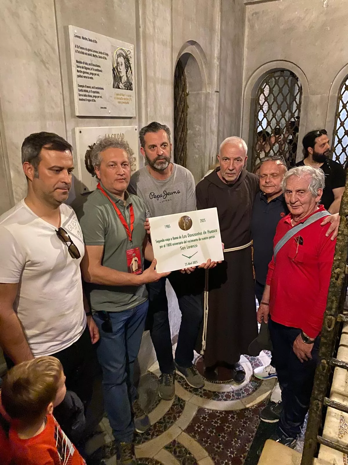 Miembros de la Agrupación de Danzantes con el cuadro conmemorativo de esta segunda visita a la Basílica San Lorenzo extramuros. Foto: Jesús Esperanza