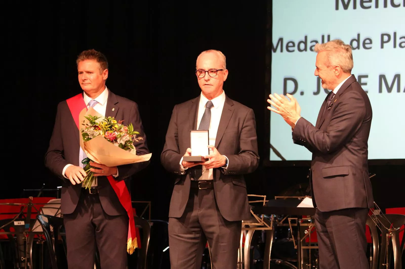 Entrega Medalla de Plata, recogida por Jorge Costa.