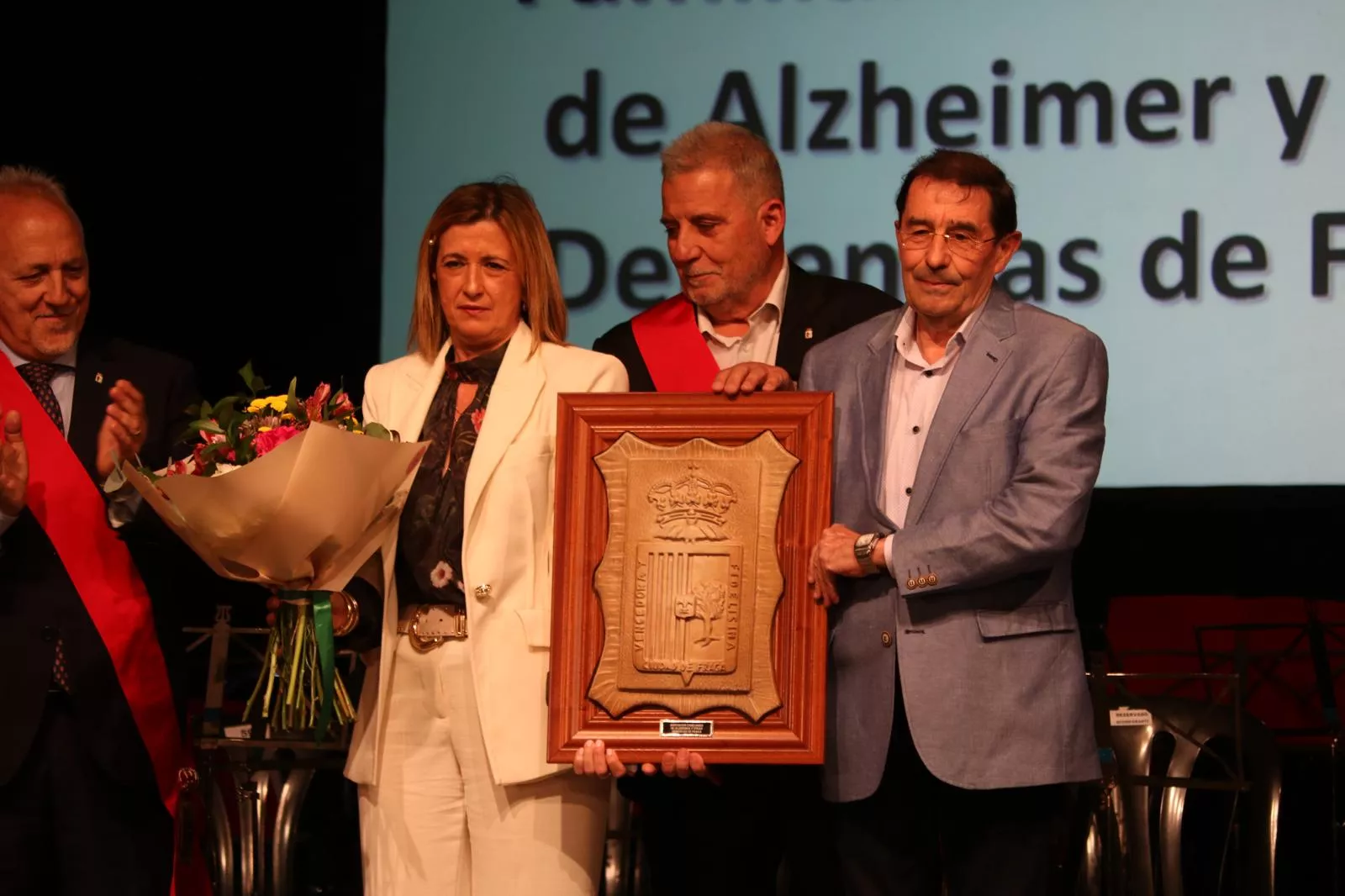 Distinción a la Asociación de Familiares de Enfermos de Alzheimer y Otras Demencias.