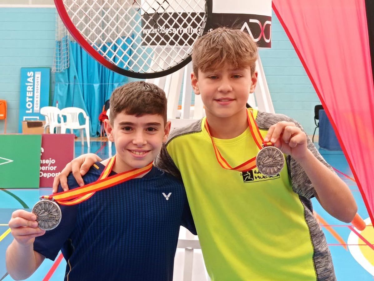 Los oscenses muestran con orgullo la medalla de plata. Foto: Bádminton Aragón