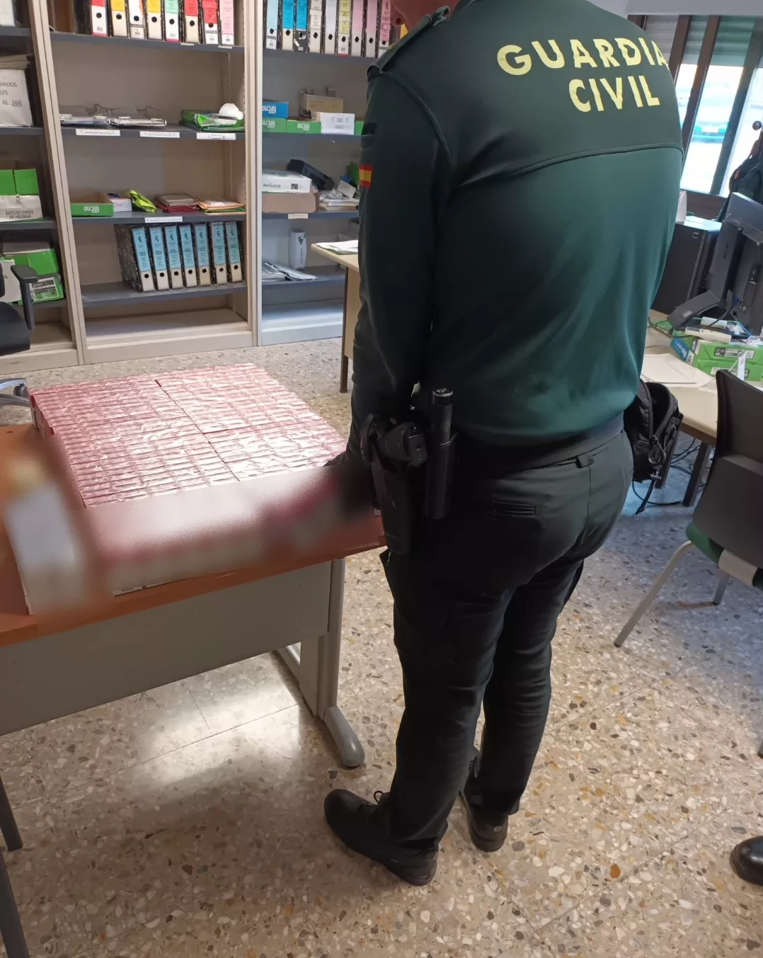 La Guardia Civil ha denunciado al comerciante por vender tabaco en una tienda de alimentación de Fraga sin licencia para este fin