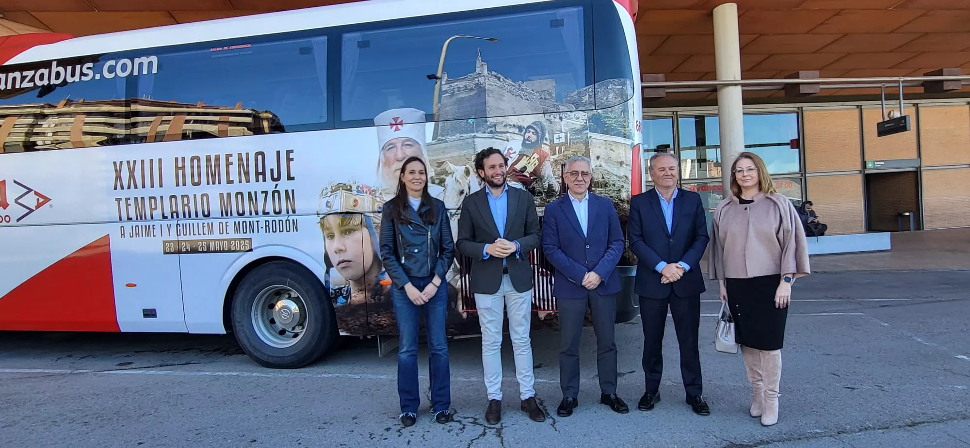 Los participantes en la presentación del autobús templario junto al vehículo. Foto Mercedes Manterola