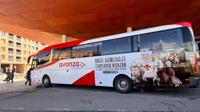 Imagen del autobús vinilado en la estación de Huesca.