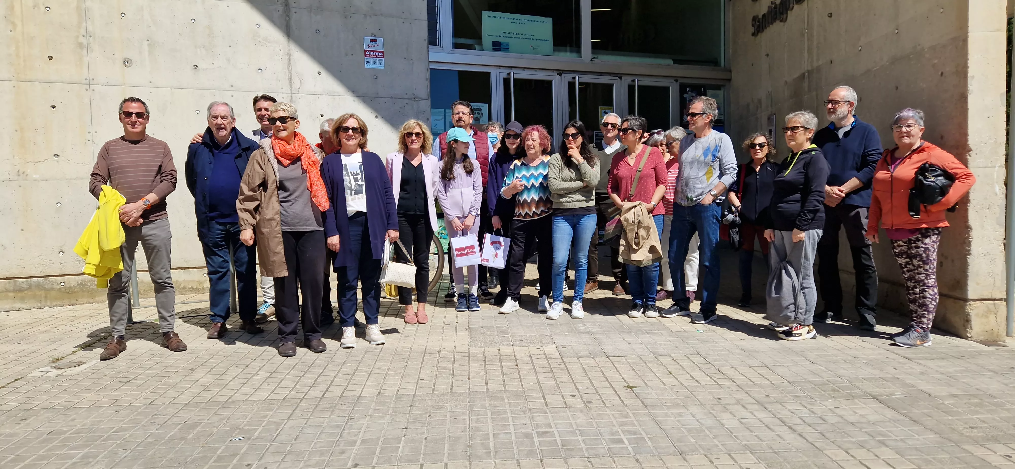 Concentración para pedir la reapertura de la biblioteca Ramón J. Sender. Foto Myriam Martínez