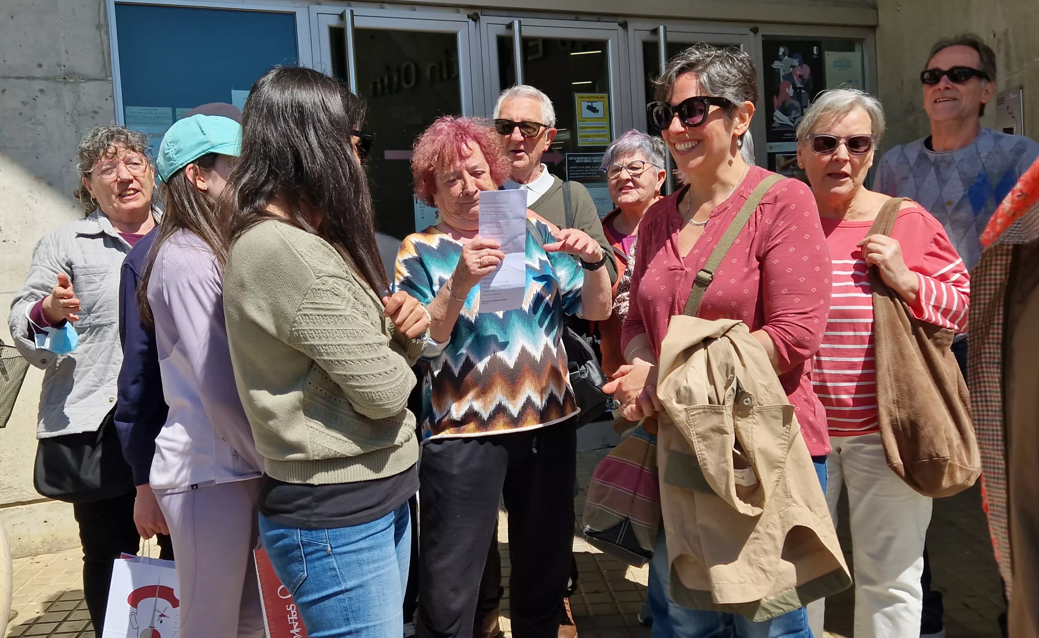 Concentración para pedir la reapertura de la biblioteca Ramón J. Sender. Foto Myriam Martínez