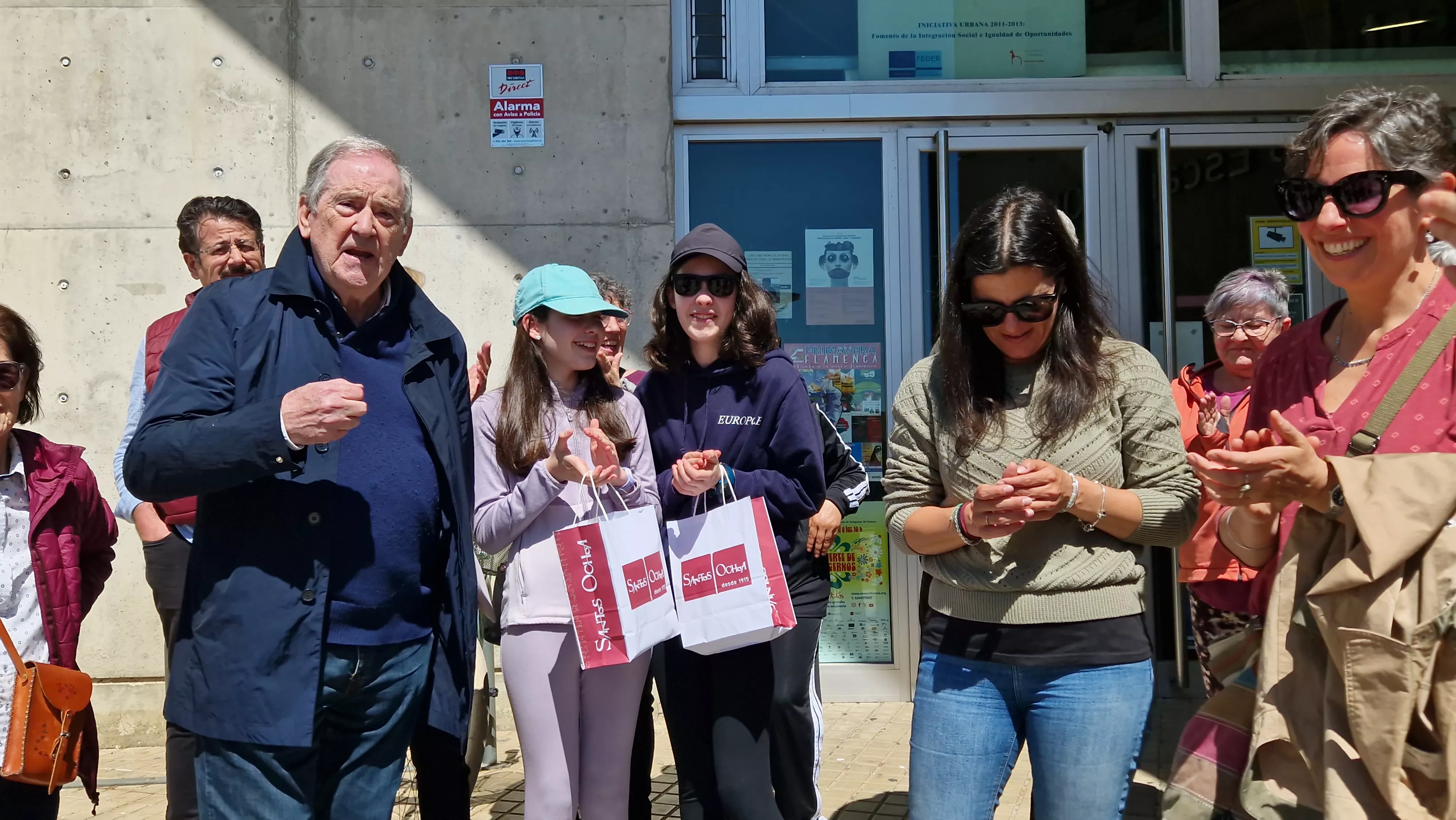 Concentración para pedir la reapertura de la biblioteca Ramón J. Sender. Foto Myriam Martínez
