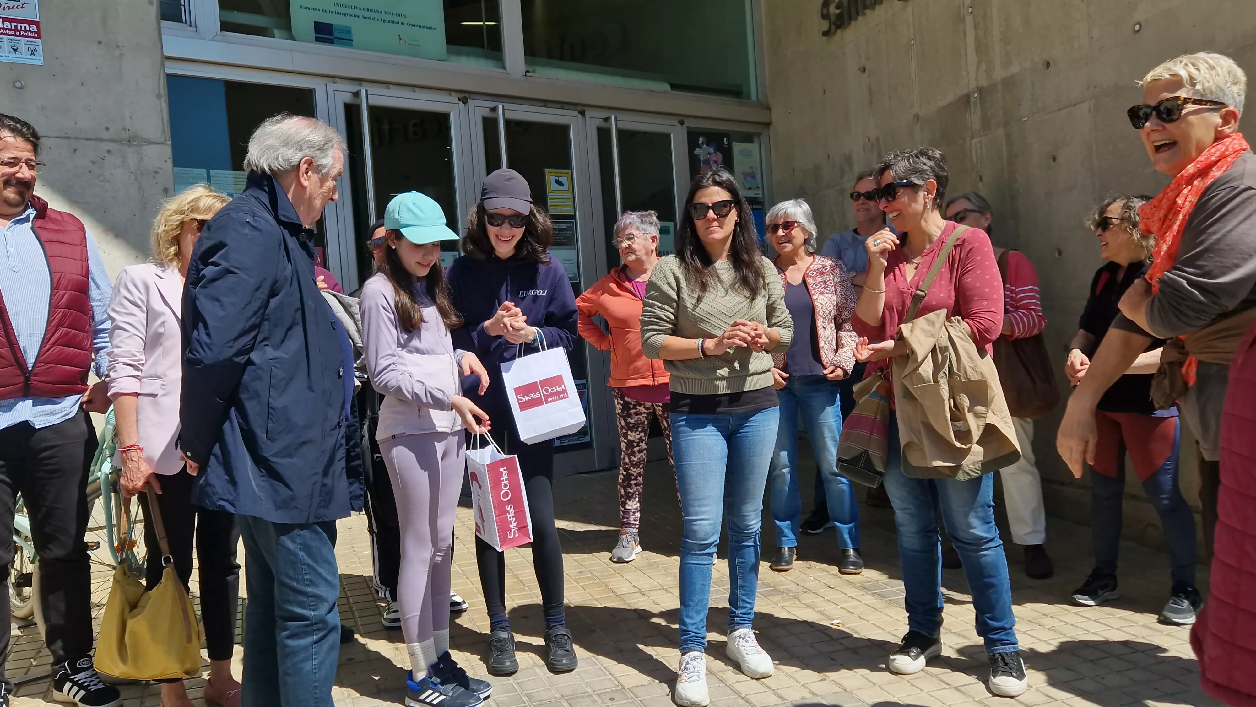Concentración para pedir la reapertura de la biblioteca Ramón J. Sender. Foto Myriam Martínez