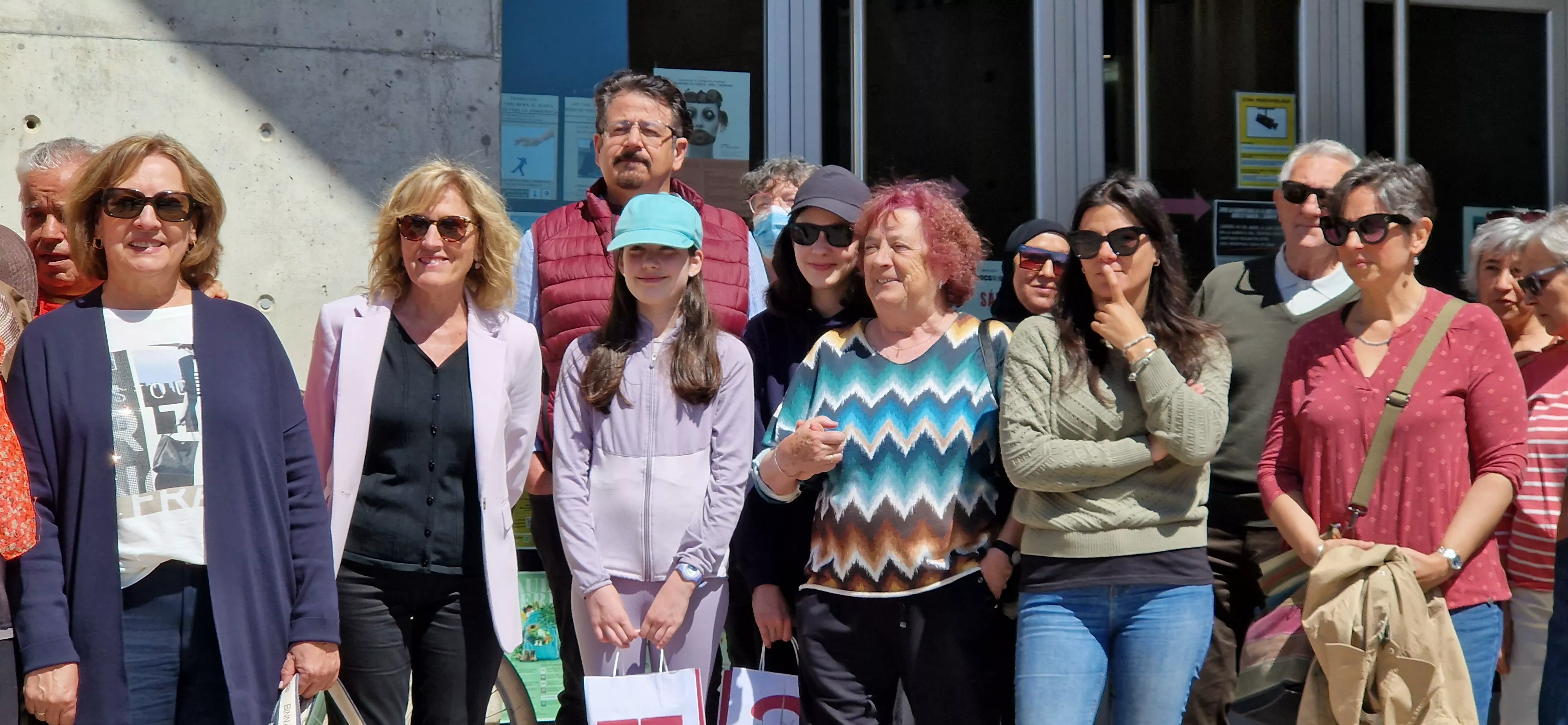 Concentración para pedir la reapertura de la biblioteca Ramón J. Sender. Foto Myriam Martínez