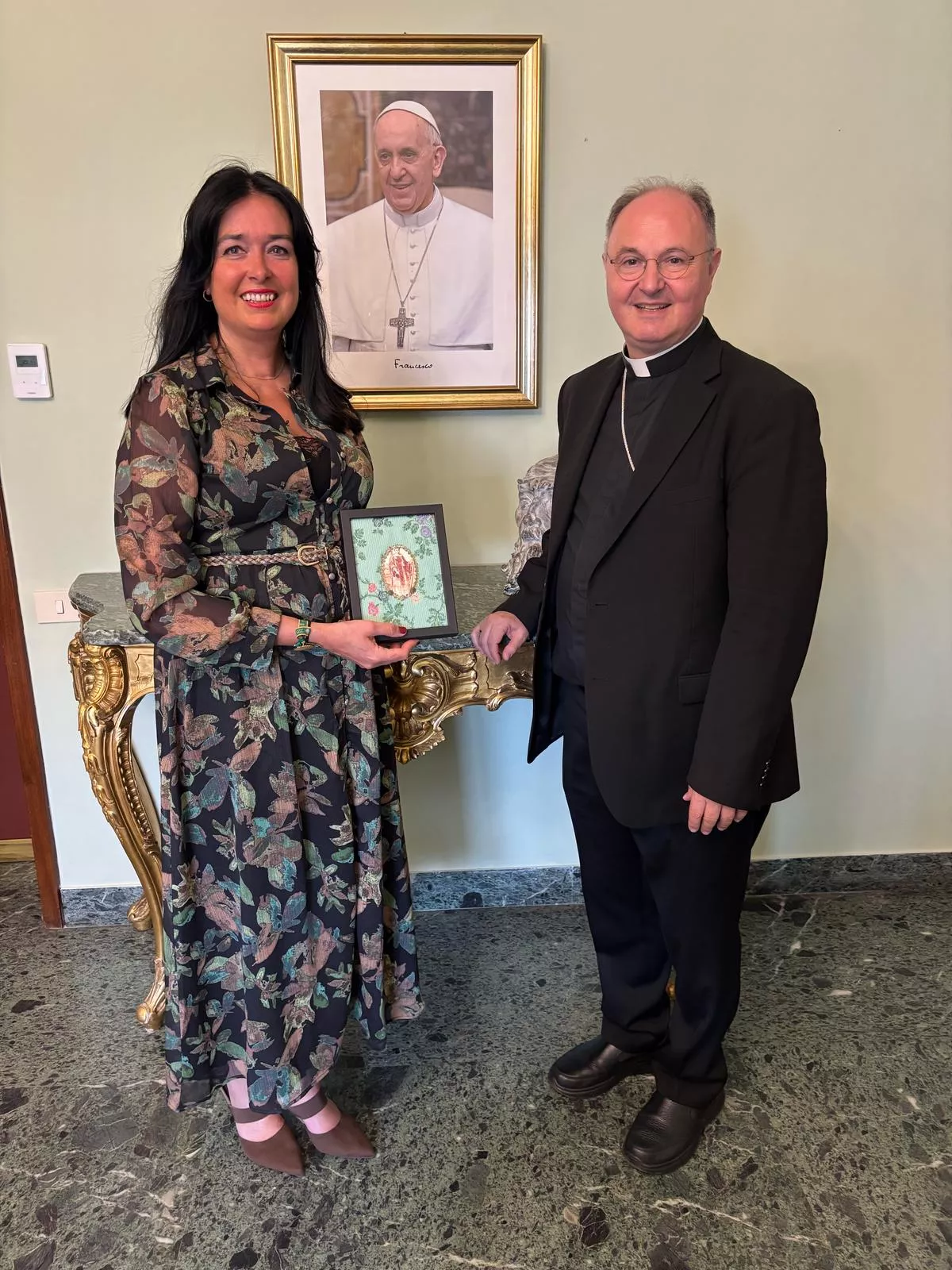 Lorena Orduna y monseñor Polvani