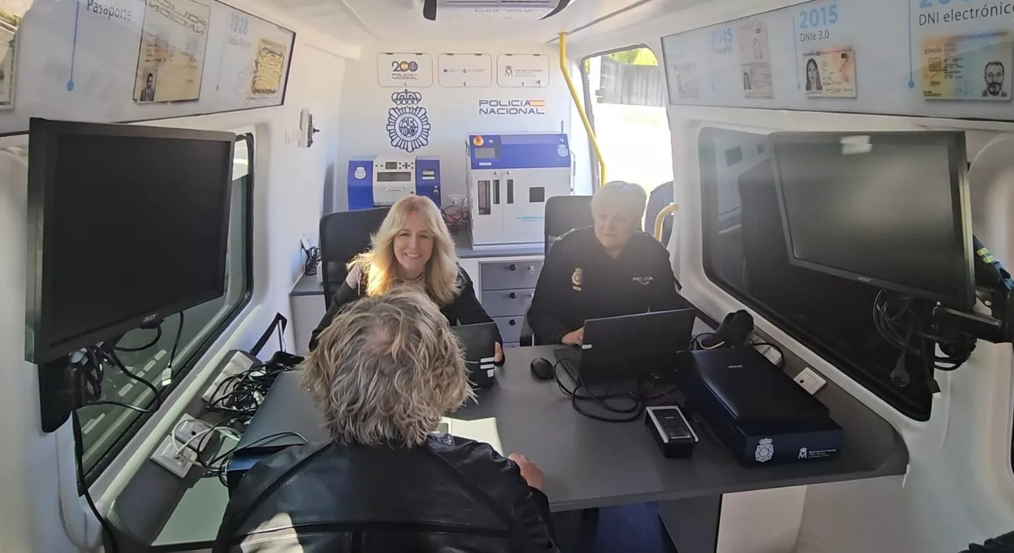 Junto a los Puntos de Actualización del DNI se ha presentado el Vehículo Integral de Documentación.