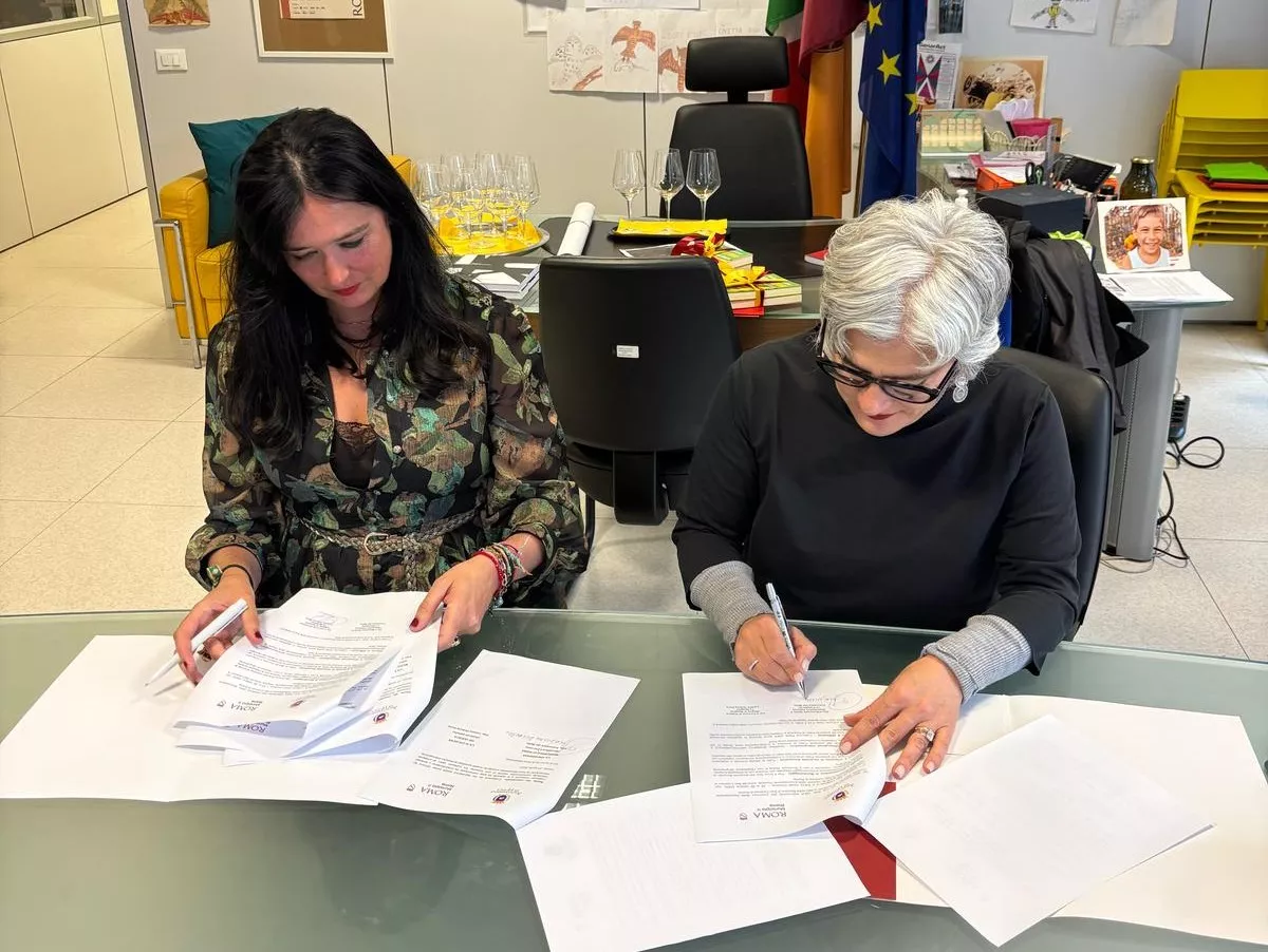 Lorena Orduna y Francesca del Bello suscriben el acuerdo de colaboración.