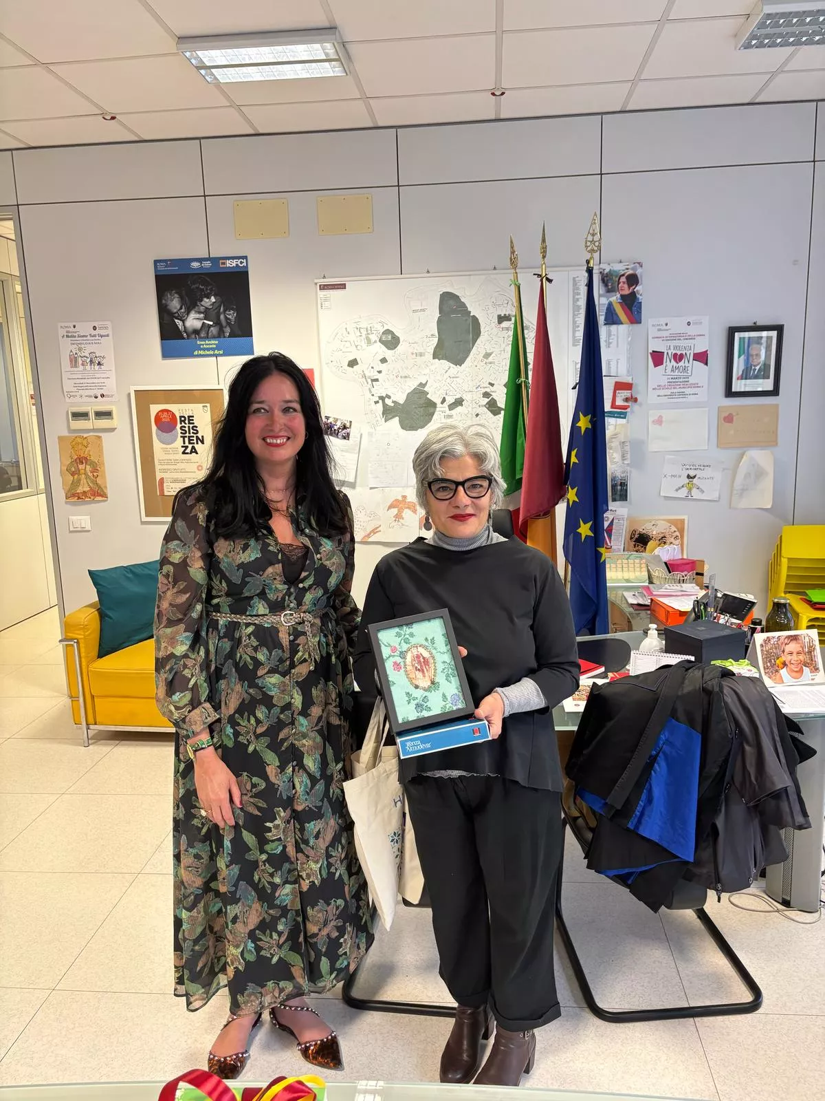 Lorena Orduna junto a la presidenta de Roma II, donde se ha acordado el baile de los Danzantes Lorena Orduna junto a la presidenta de Roma II, donde se ha acordado el baile de los Danzantes