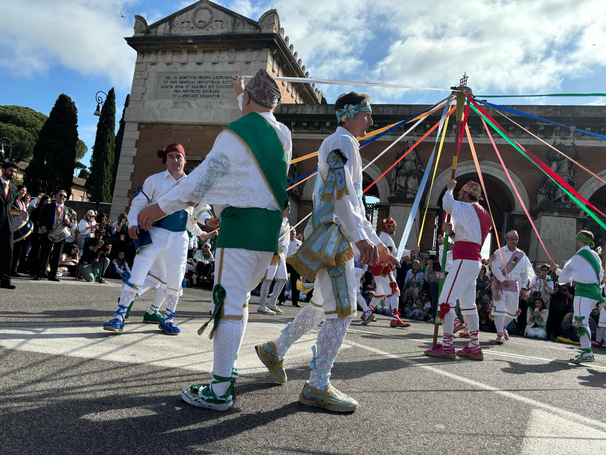 Danzantes en Roma con motivo del 1800 aniversario del nacimiento de San Lorenzo